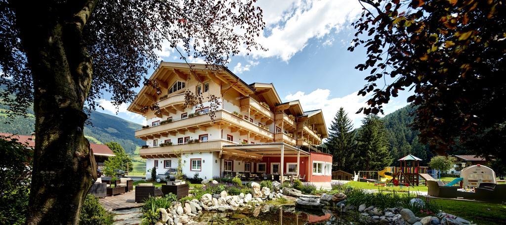 Hotel Grundlhof Bramberg am Wildkogel Exterior foto