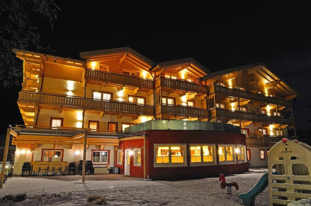 Hotel Grundlhof Bramberg am Wildkogel Exterior foto